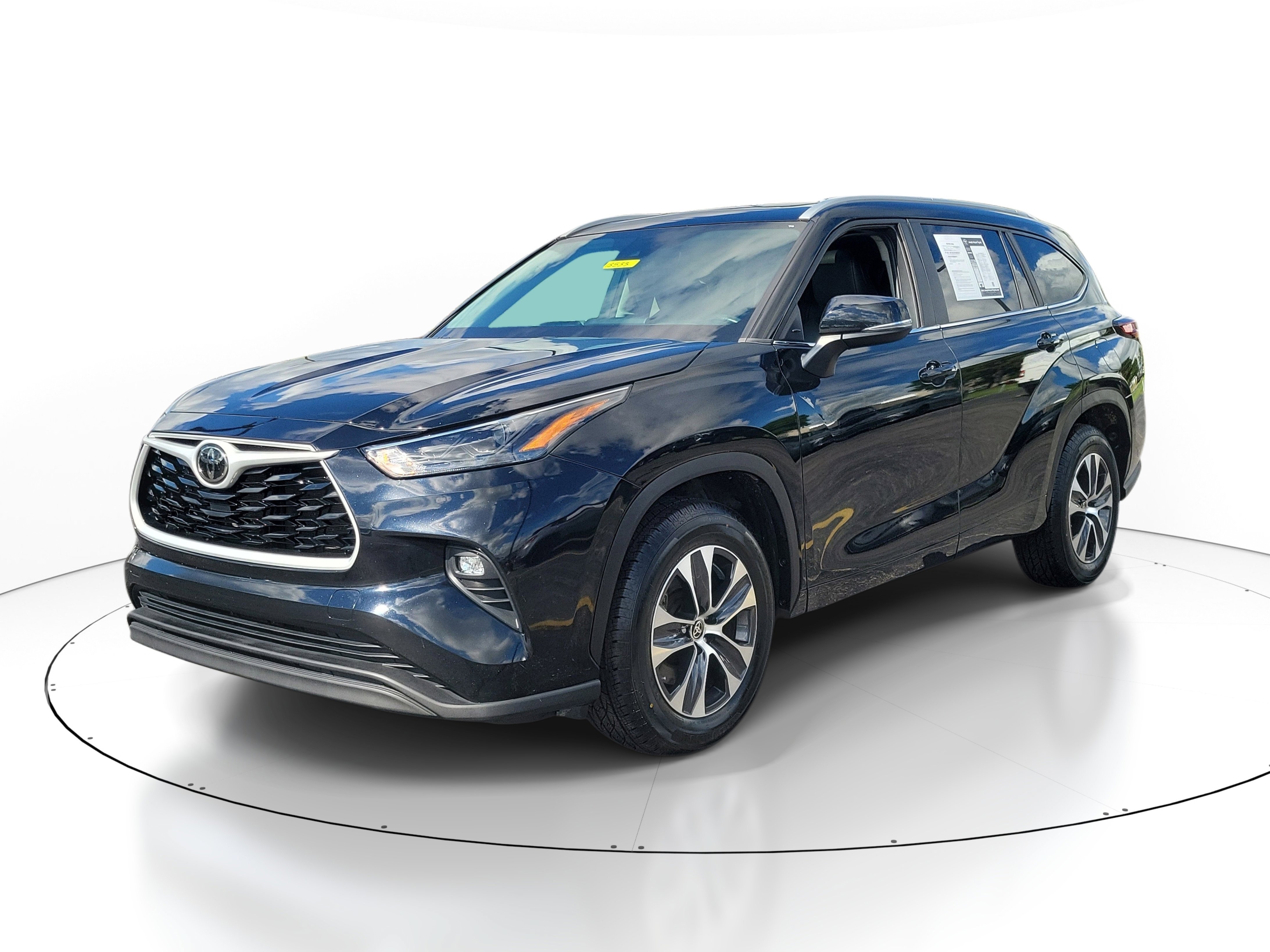 Used 2024 Toyota Highlander XLE FWD image 2