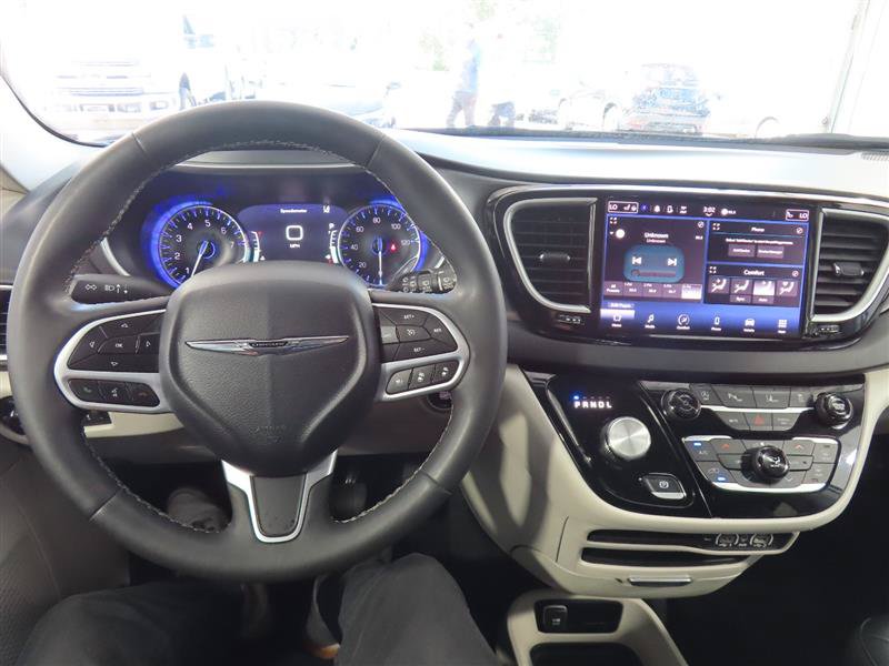 Used 2024 Chrysler Pacifica Touring-L FWD image 20