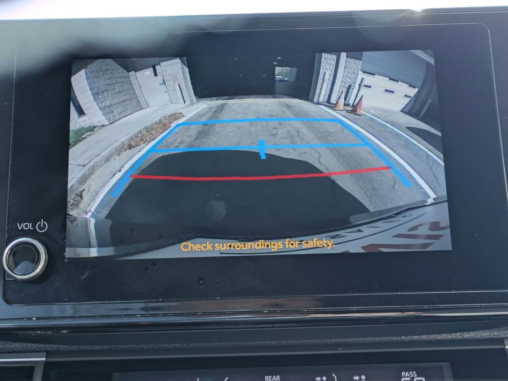 Used 2025 Toyota Sienna LE image 19