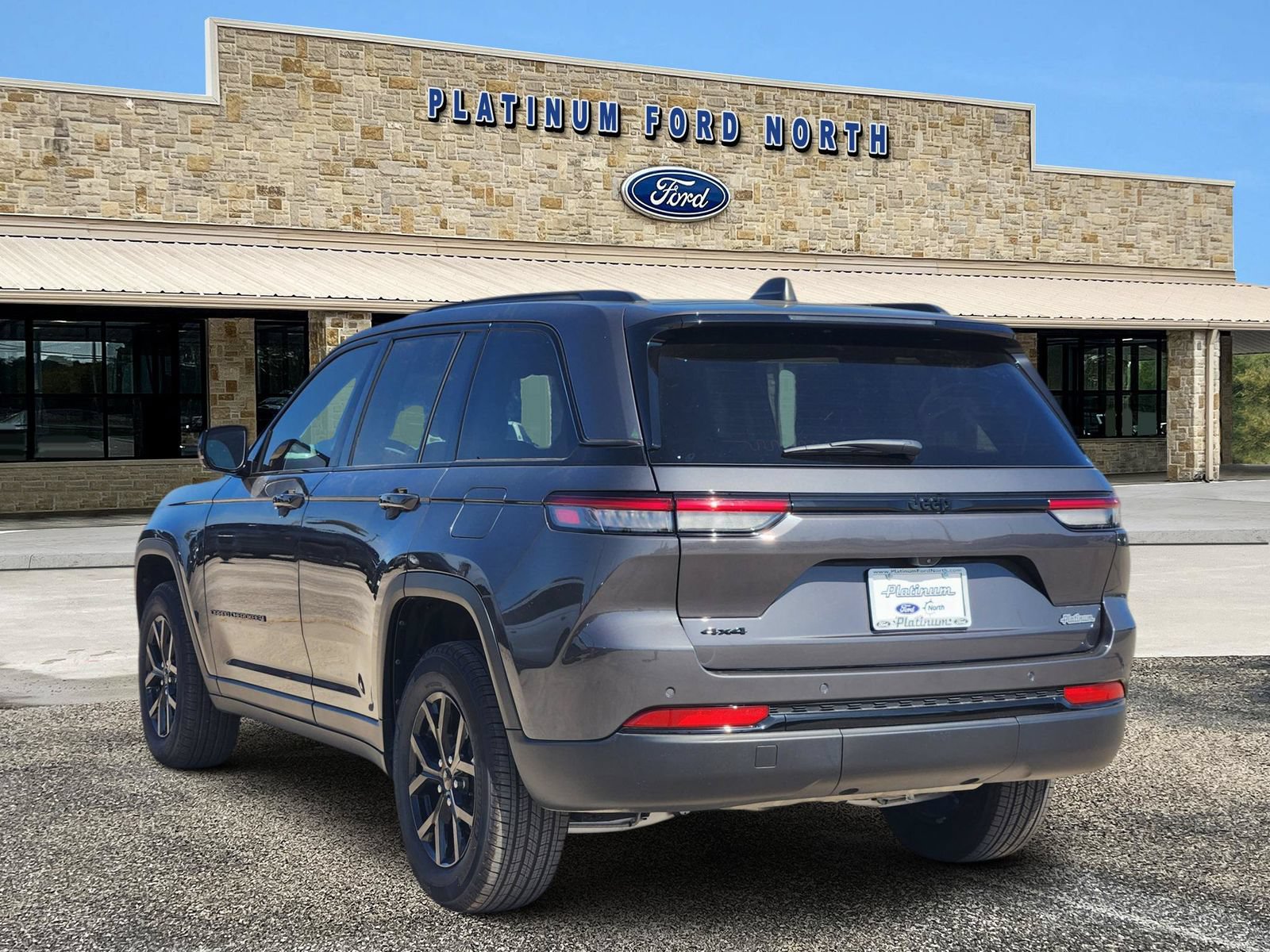 Used 2025 Jeep Grand Cherokee Altitude AWD/4WD image 4