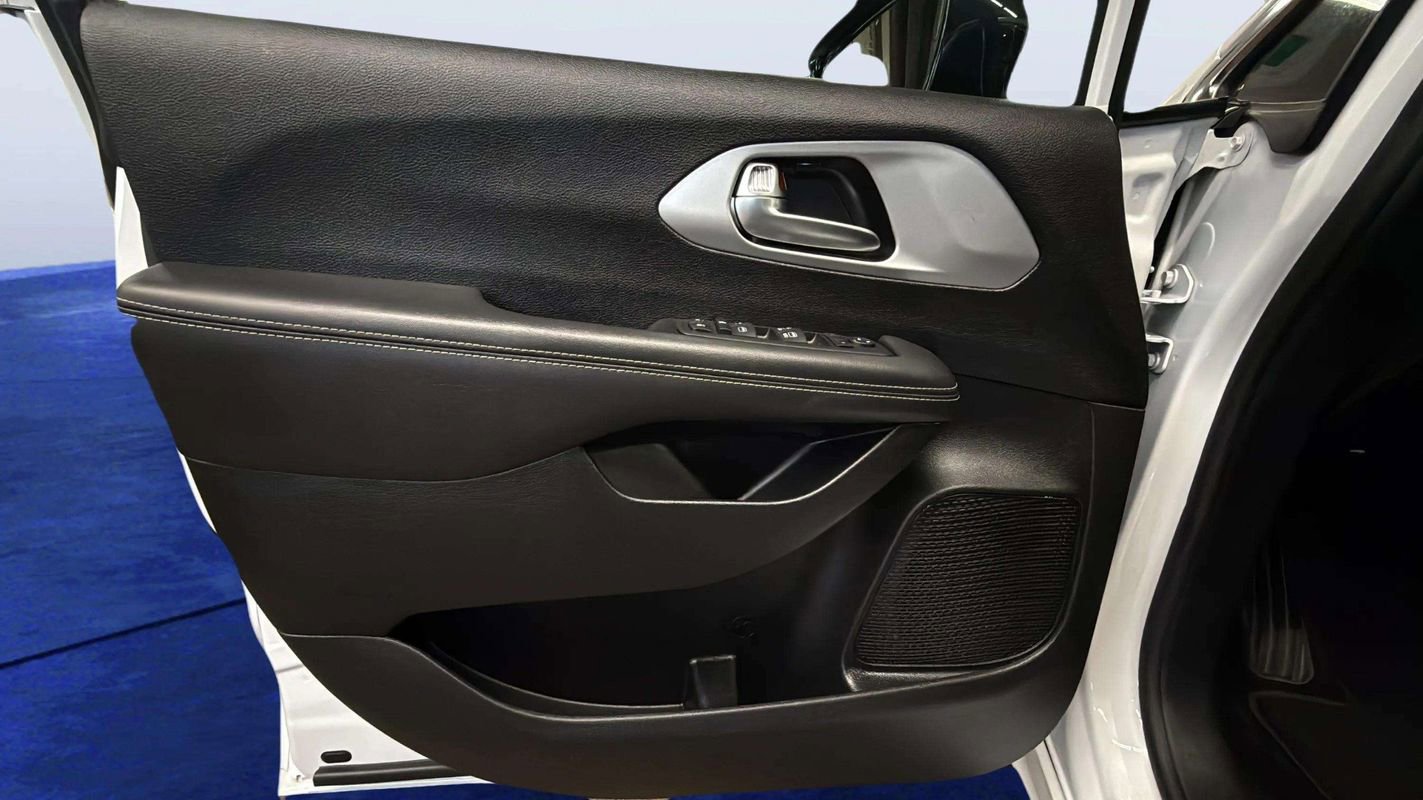 Used 2024 Chrysler Pacifica Touring image 13