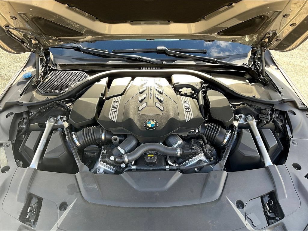 Used 2022 BMW 750Li xDrive AWD/4WD image 30