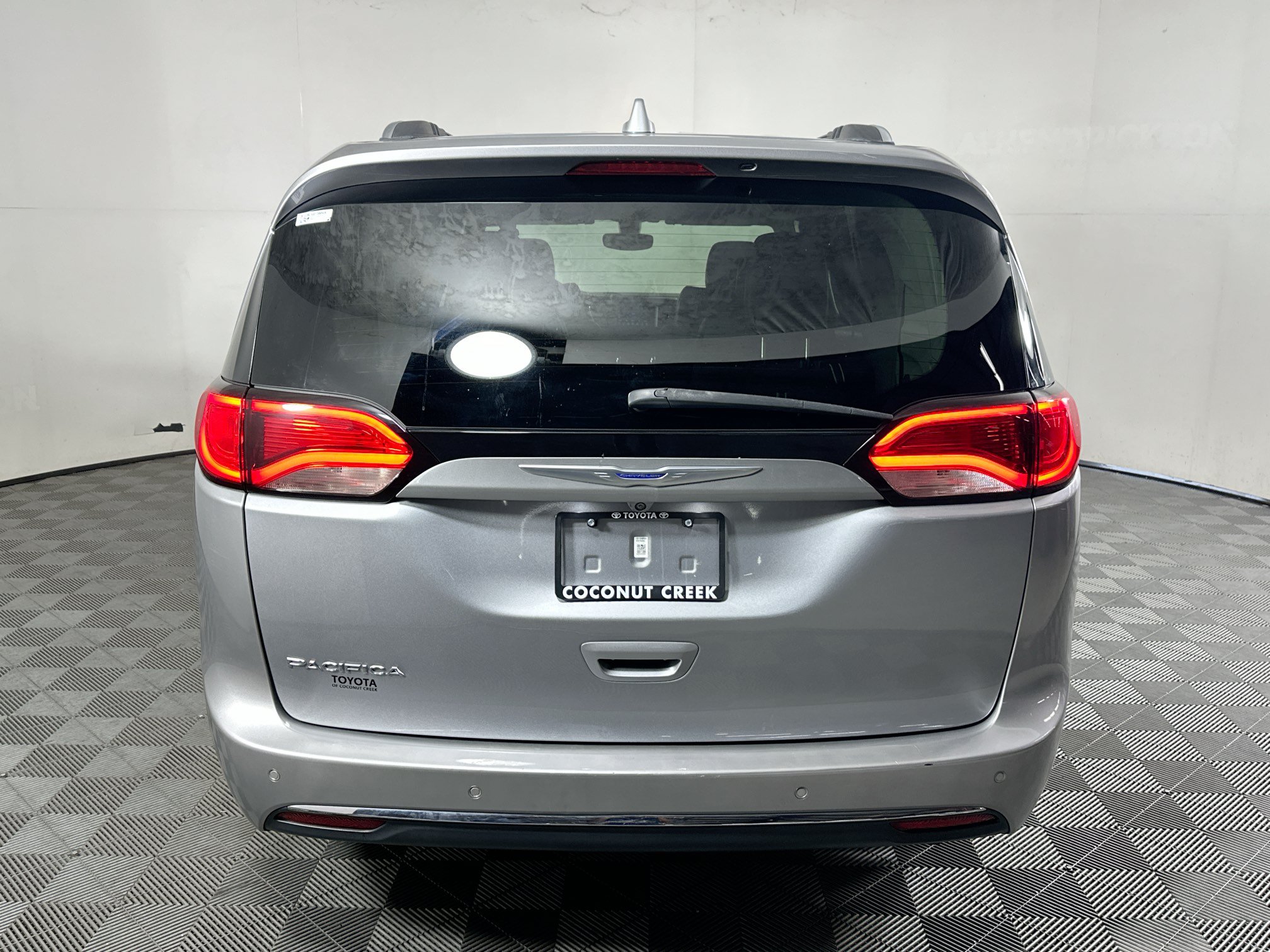 Used 2019 Chrysler Pacifica Touring-L FWD image 4