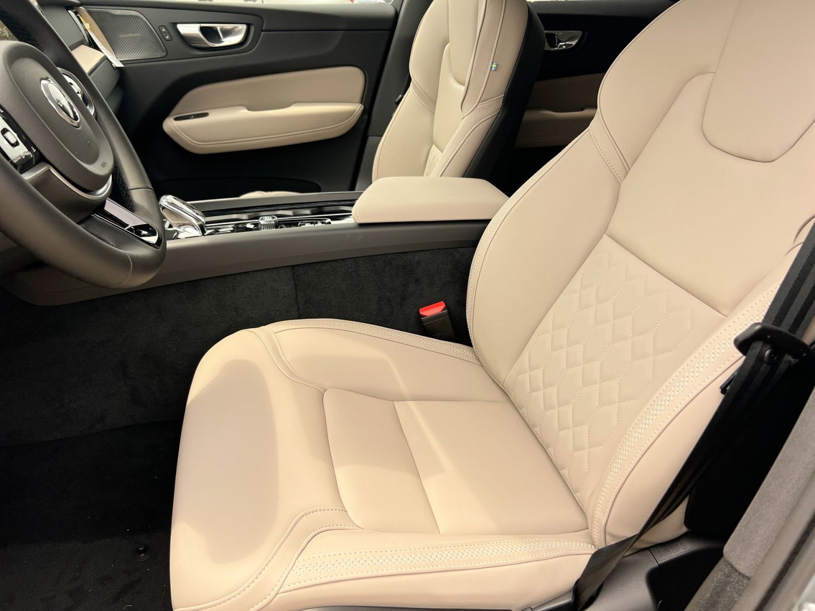 New 2026 Volvo XC60 B5 Plus w/ Protection Package Premier AWD/4WD image 13