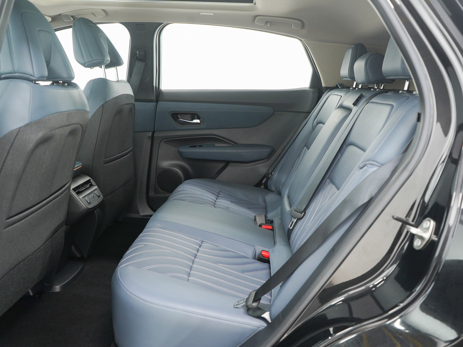 Used 2024 Nissan Ariya AWD image 15