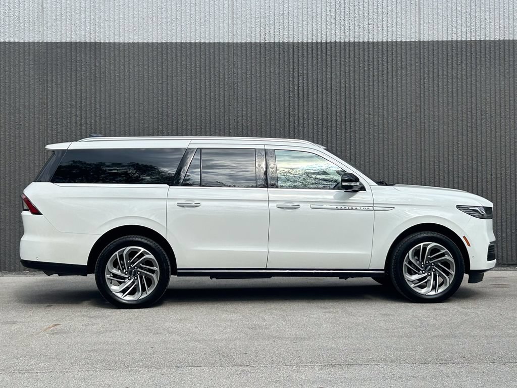 Certified 2025 Lincoln Navigator L Reserve AWD/4WD image 7