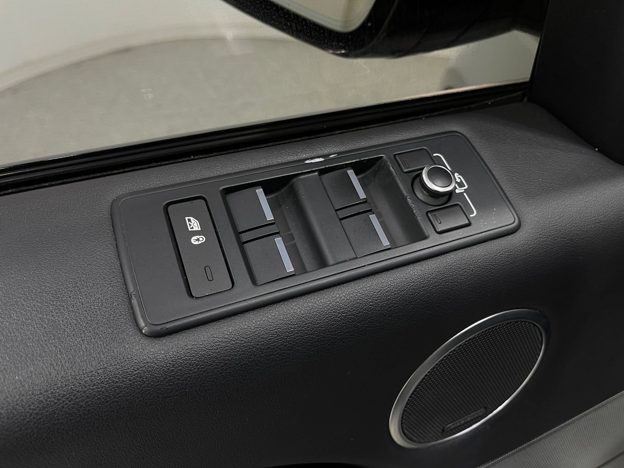 Used 2017 Land Rover Range Rover Sport HSE image 16