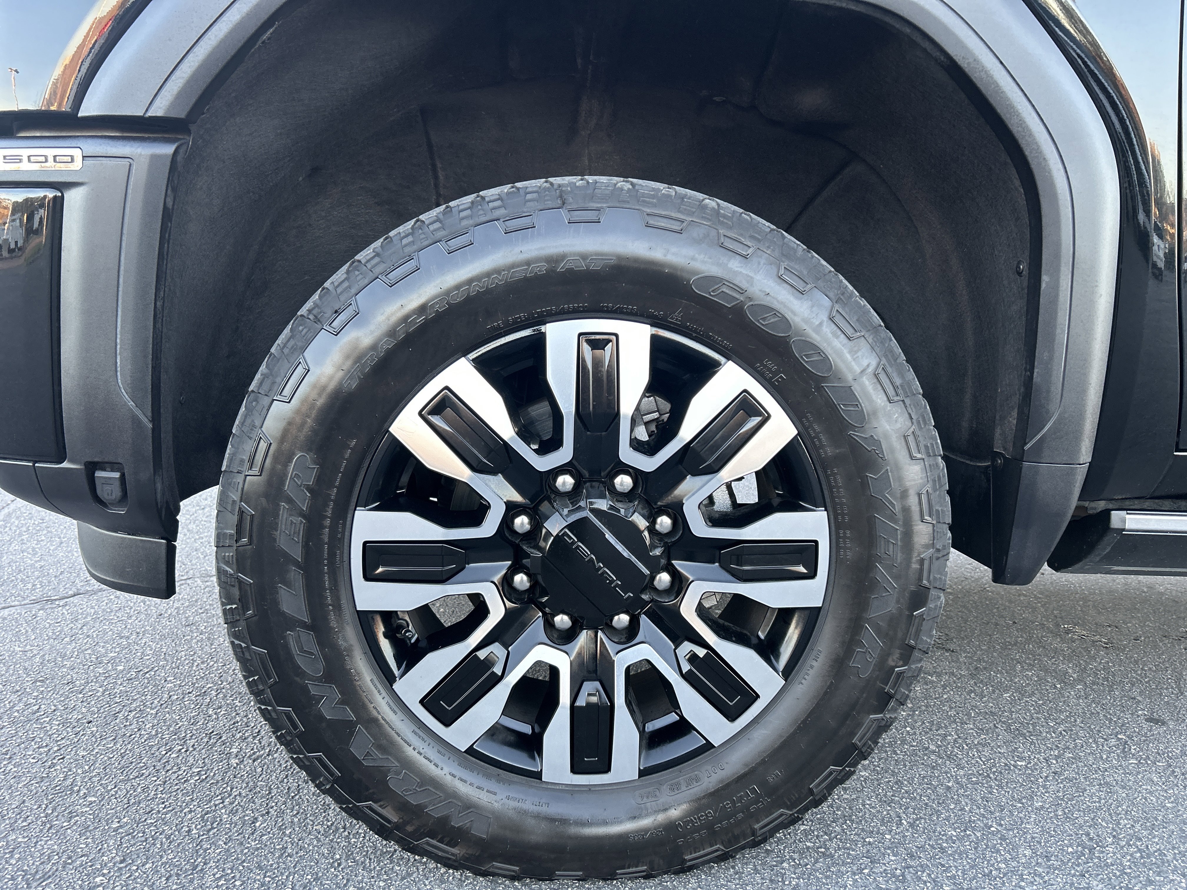 Used 2025 GMC Sierra 2500 Denali Ultimate w/ Max Trailering Package image 11