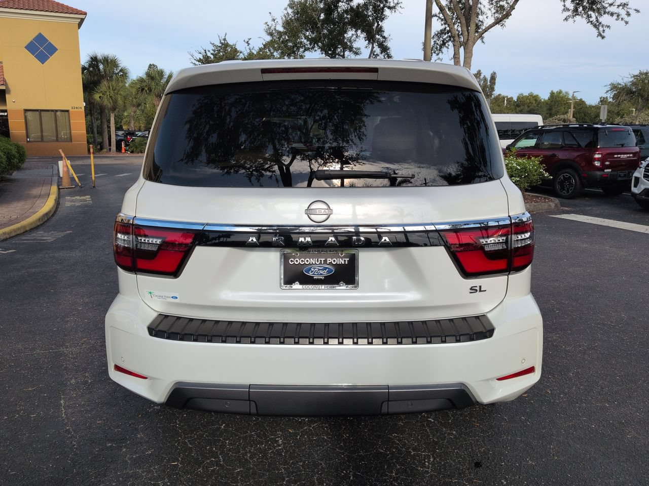 Used 2021 Nissan Armada SL w/ Captain's Chairs Package RWD image 5