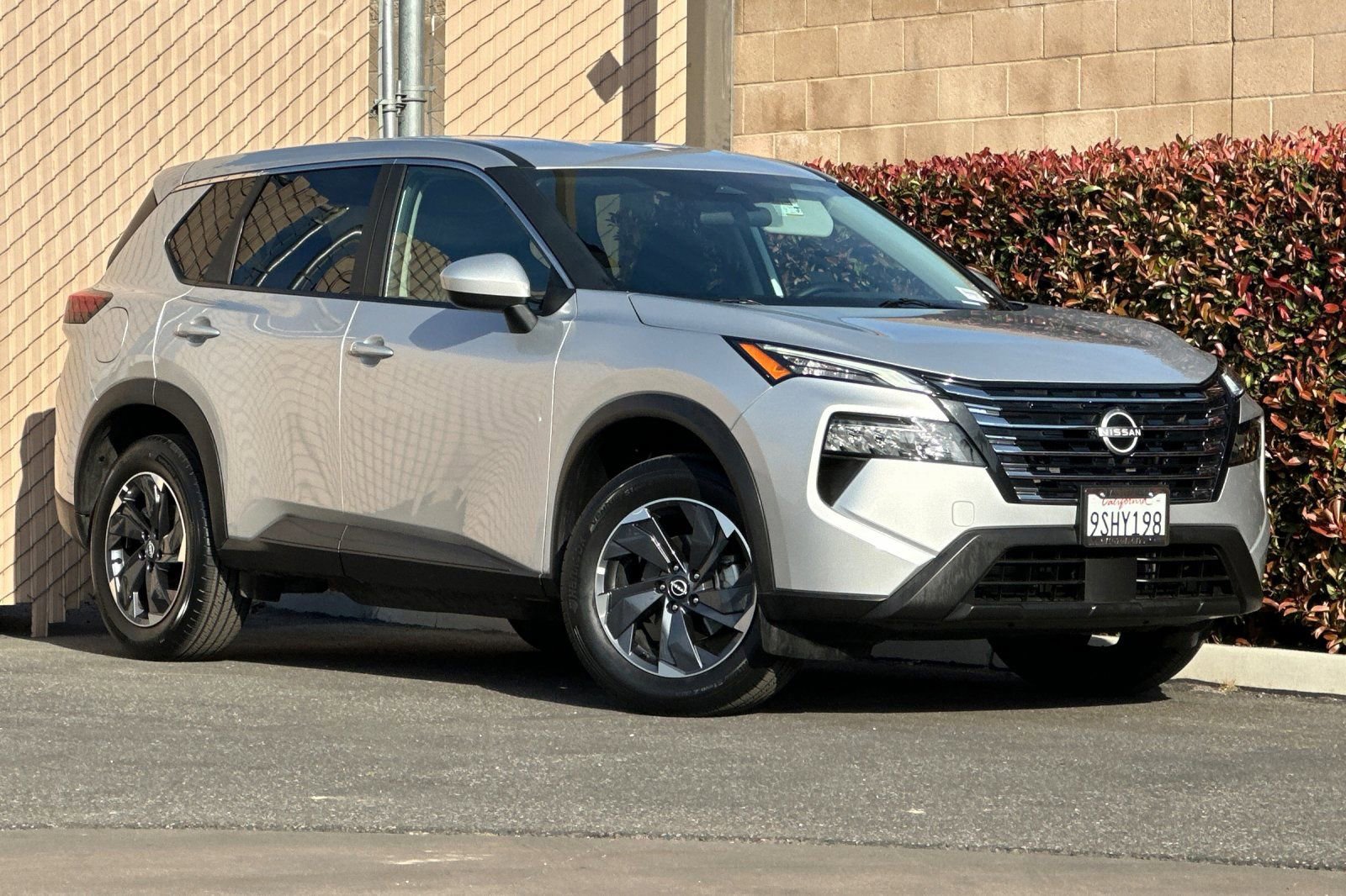 Used 2025 Nissan Rogue SV image 2