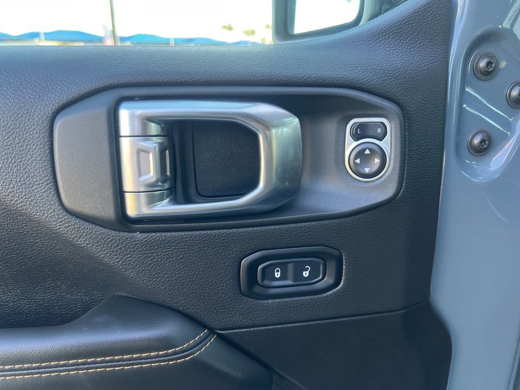 Used 2025 Jeep Wrangler Unlimited Sahara AWD/4WD image 28