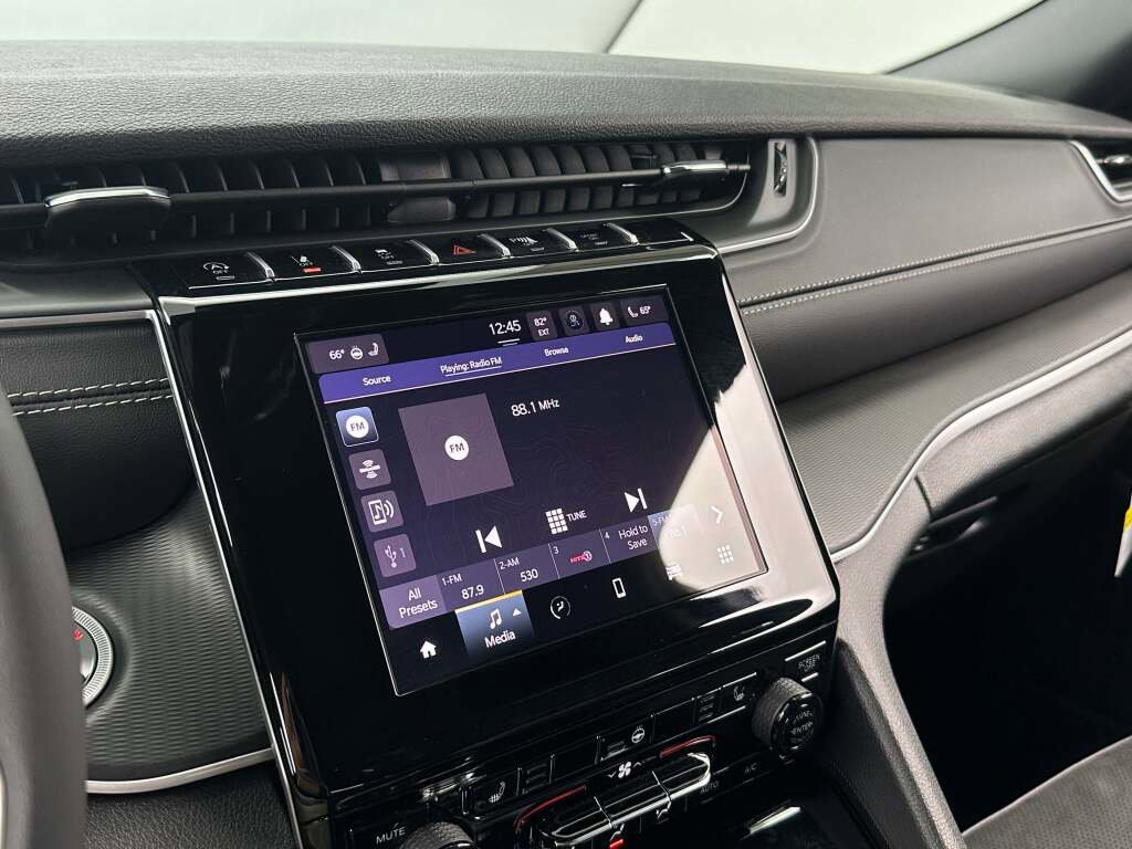 New 2025 Jeep Grand Cherokee L Laredo image 31