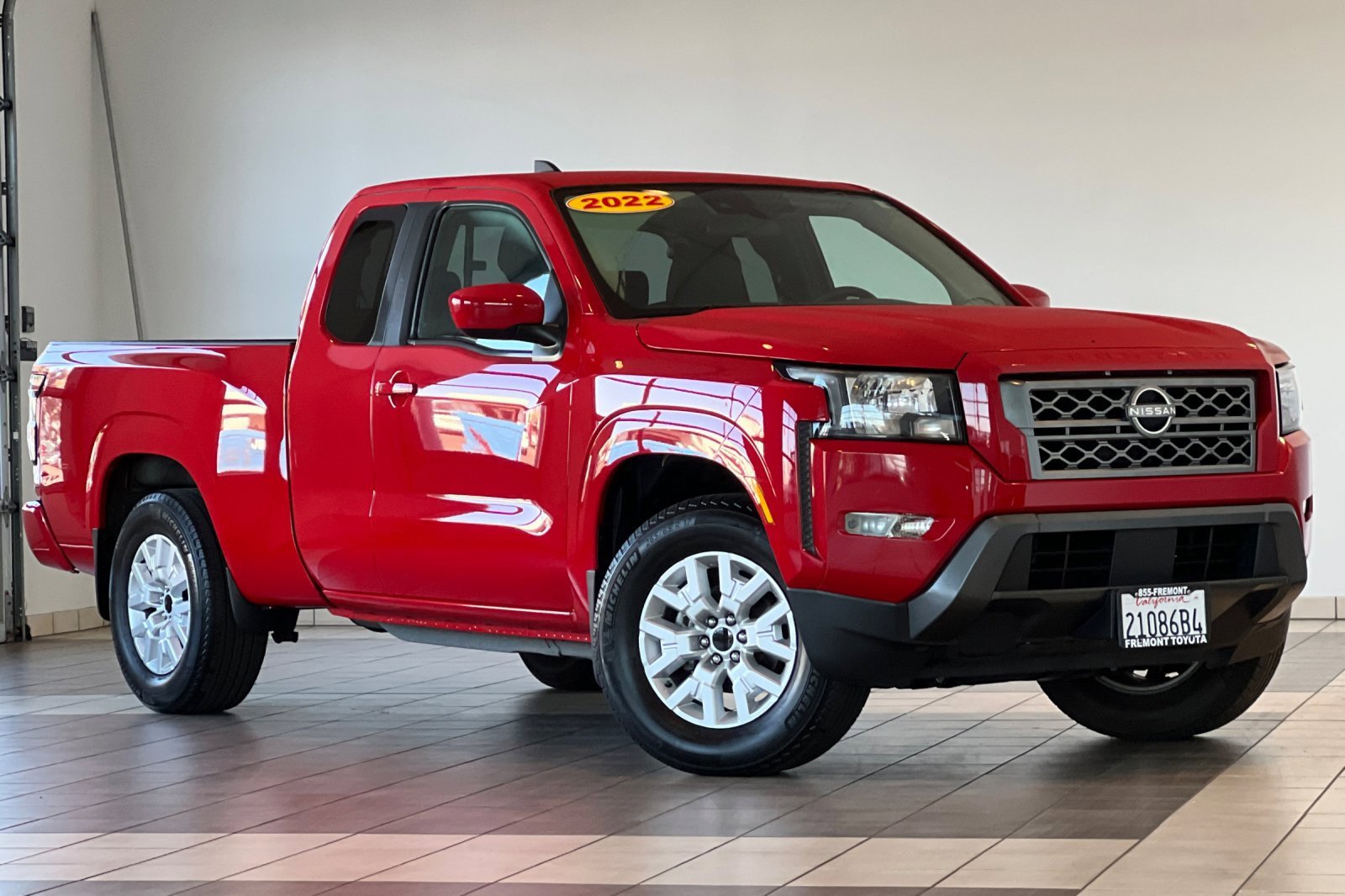 Used 2022 Nissan Frontier SV image 2