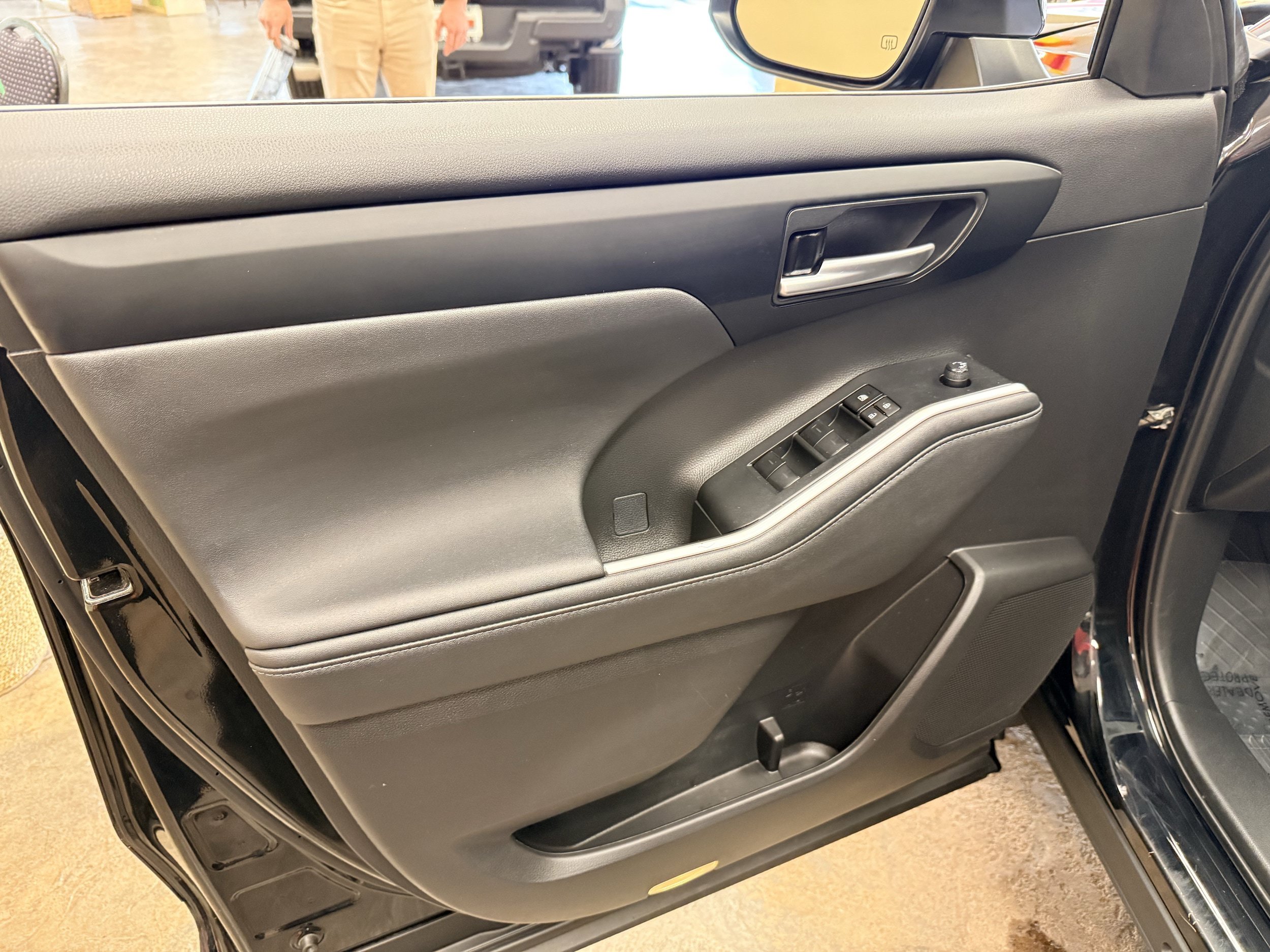 Used 2023 Toyota Highlander XLE AWD/4WD image 9