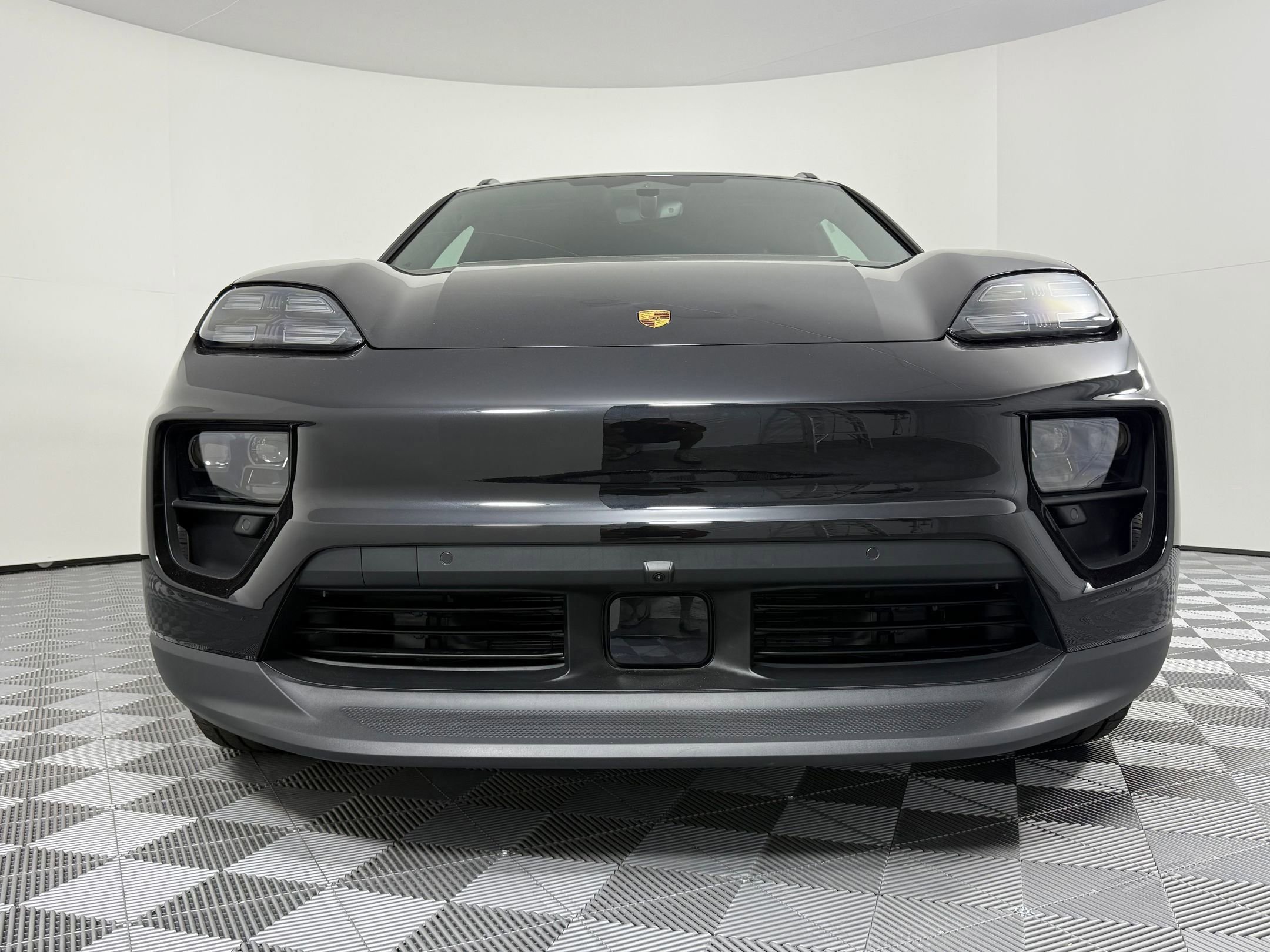 Certified 2025 Porsche Macan 4S Electric AWD/4WD image 6