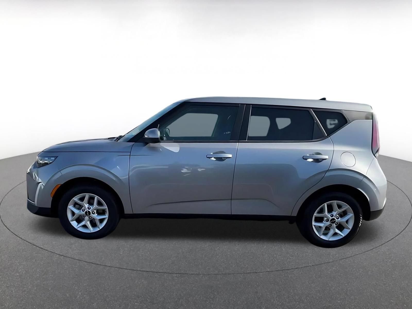 Used 2025 Kia Soul LX w/ LX Technology Package FWD image 9