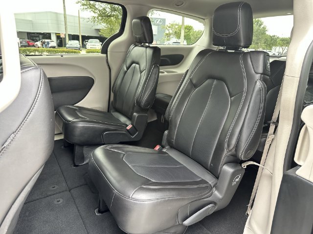 Used 2023 Chrysler Pacifica Touring-L FWD image 23