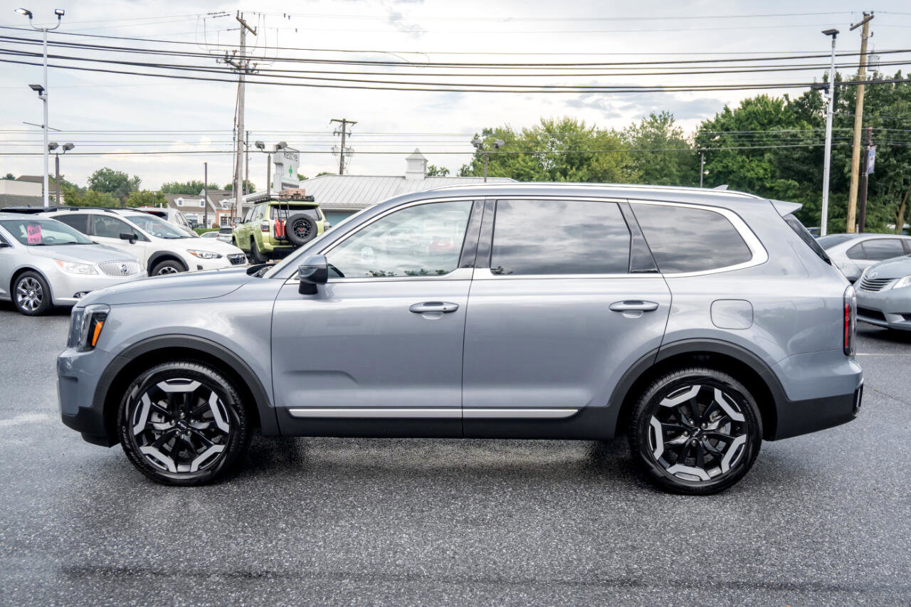 Used 2024 Kia Telluride EX w/ EX Captain's Chair Package image 8