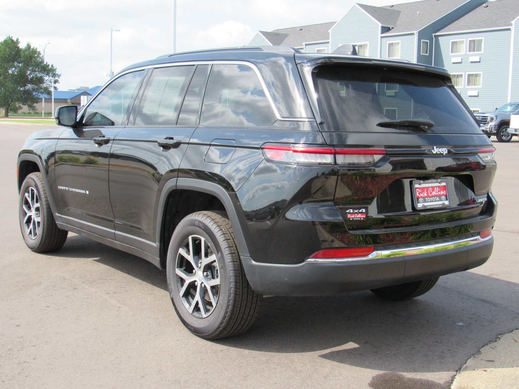 Used 2025 Jeep Grand Cherokee Limited AWD/4WD image 9