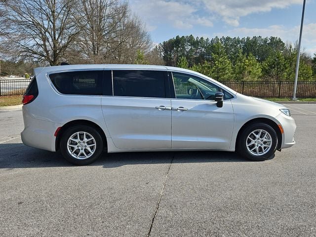 Used 2024 Chrysler Pacifica Touring-L image 6