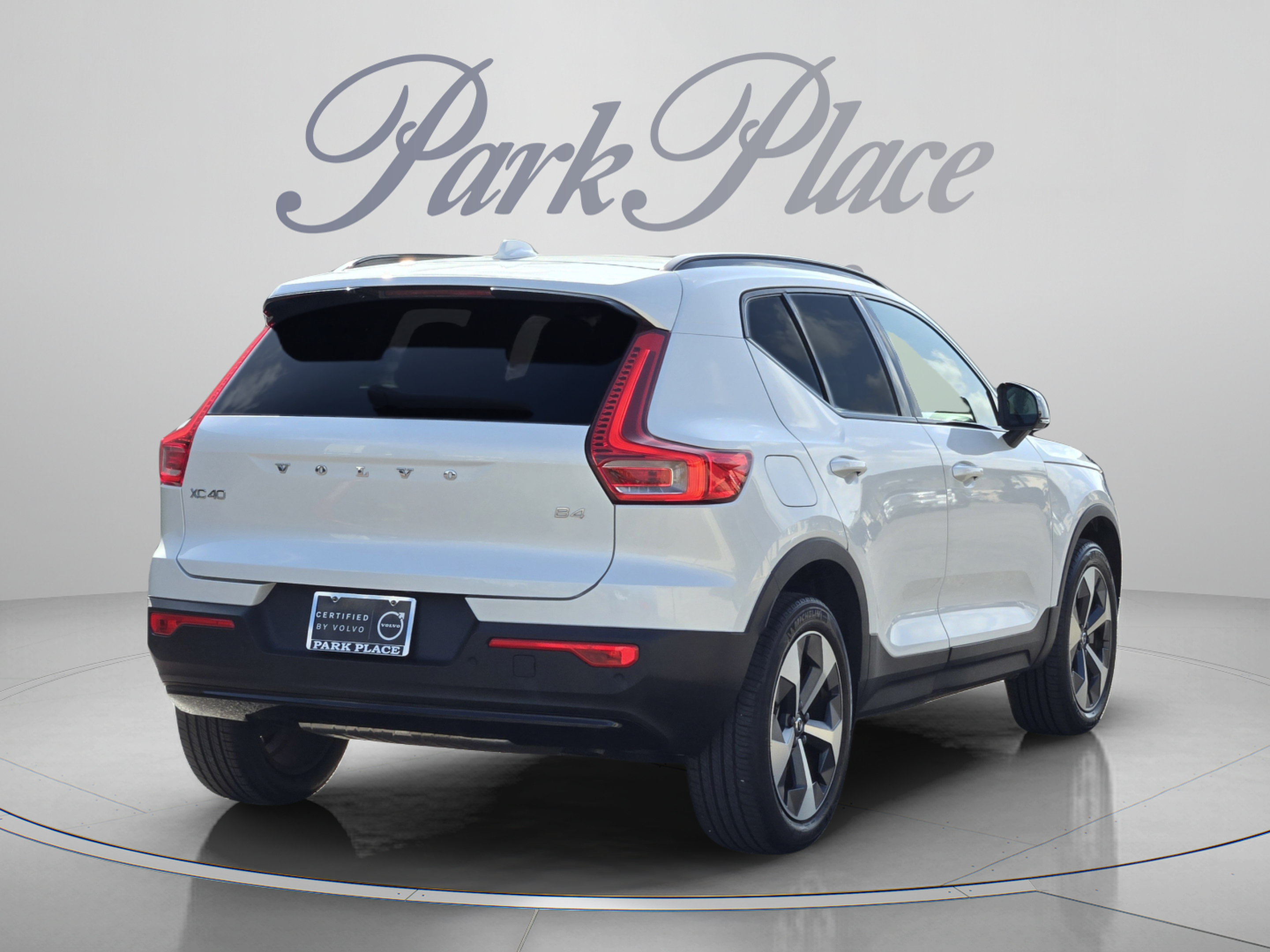 Used 2023 Volvo XC40 B4 Plus w/ Protection Package Premier FWD image 6