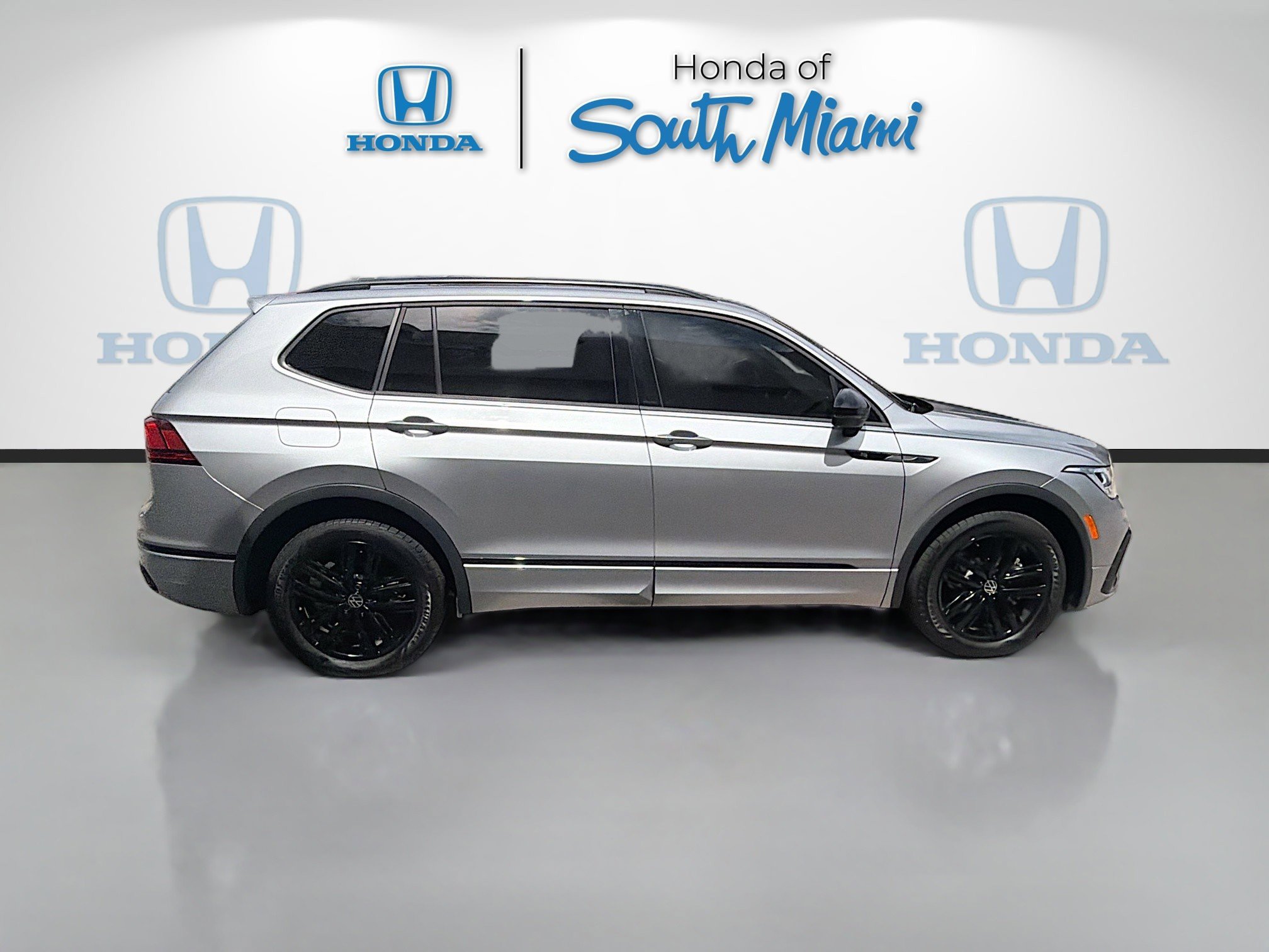 Used 2022 Volkswagen Tiguan SE R-Line FWD image 8