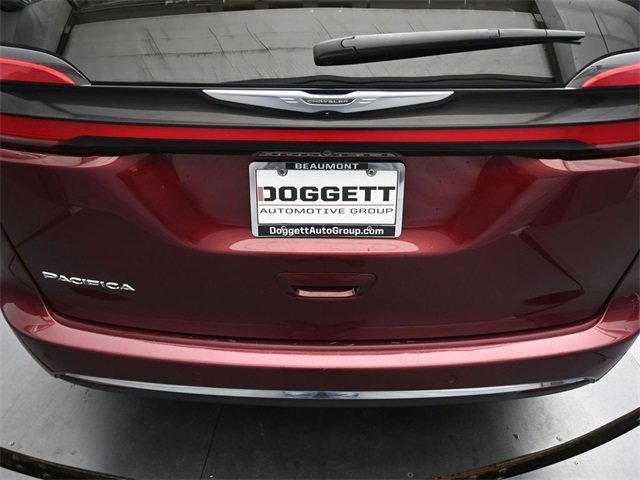 Used 2023 Chrysler Pacifica Touring-L image 16