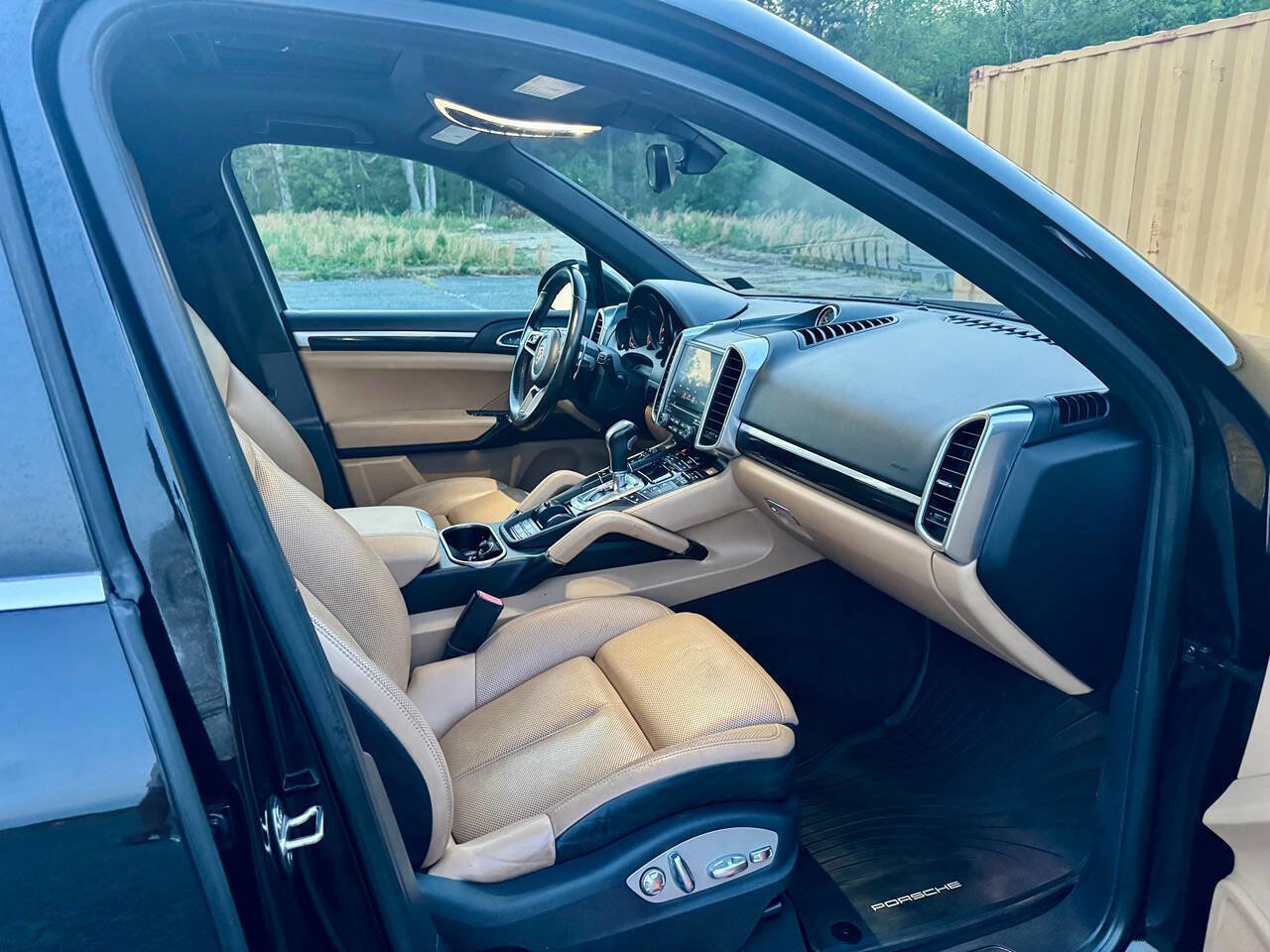 Used 2018 Porsche Cayenne w/ Premium Package AWD/4WD image 11
