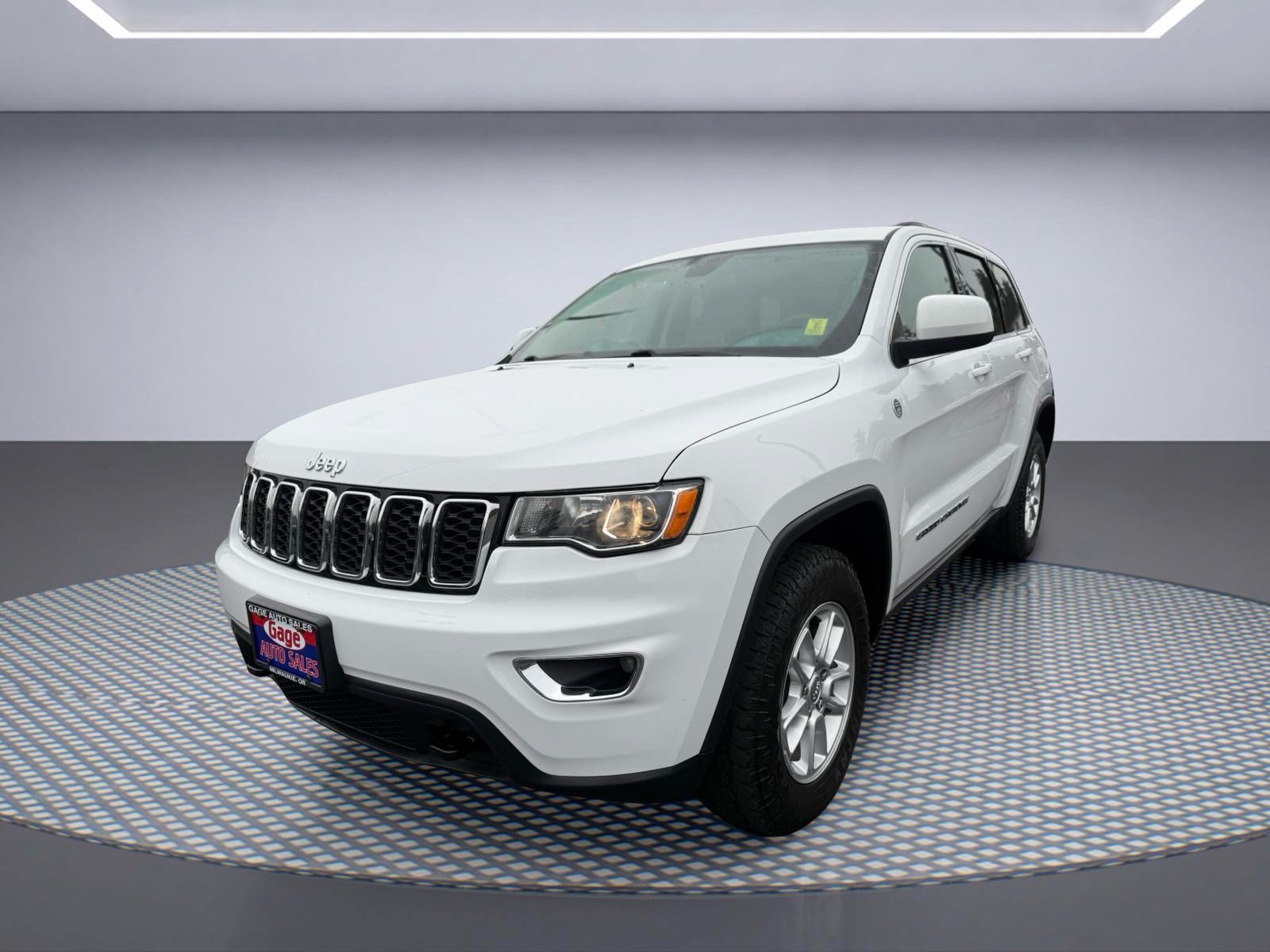Used 2018 Jeep Grand Cherokee Laredo AWD/4WD image 2