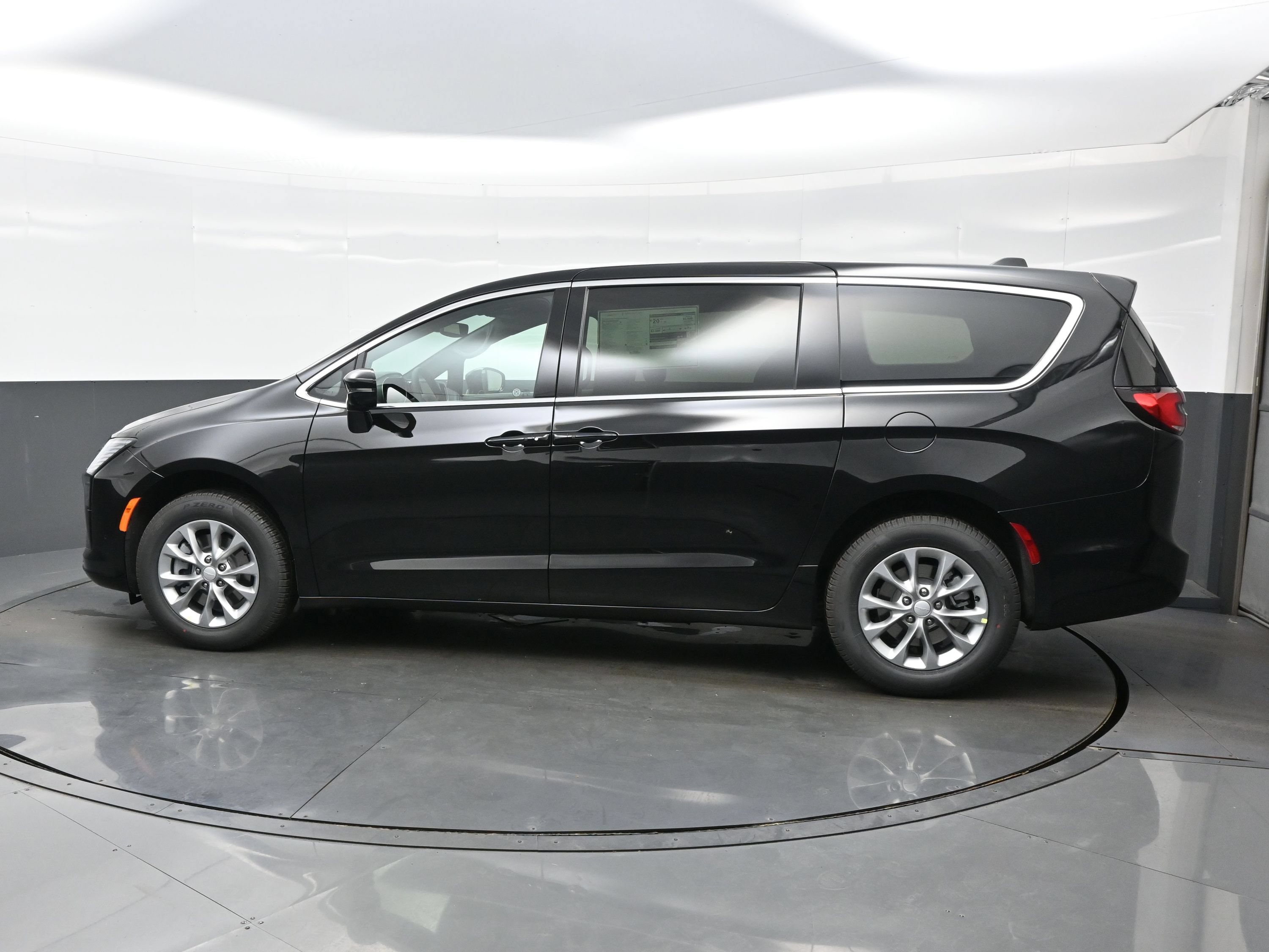 New 2027 Chrysler Pacifica Select AWD/4WD image 4