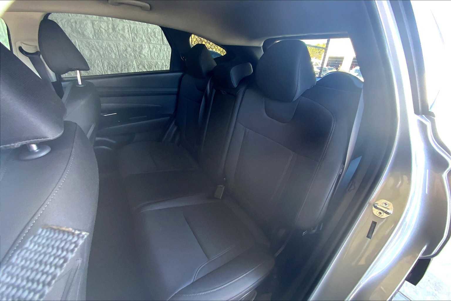 Used 2025 Hyundai Tucson SE image 37