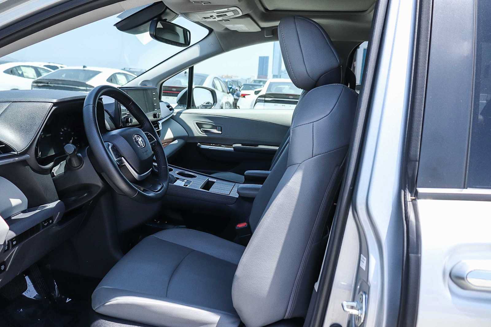 Used 2023 Toyota Sienna XLE w/ XLE Plus Package FWD image 16