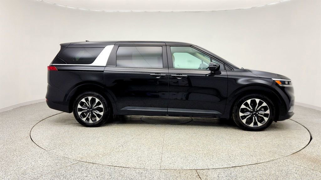 Used 2024 Kia Carnival EX image 4