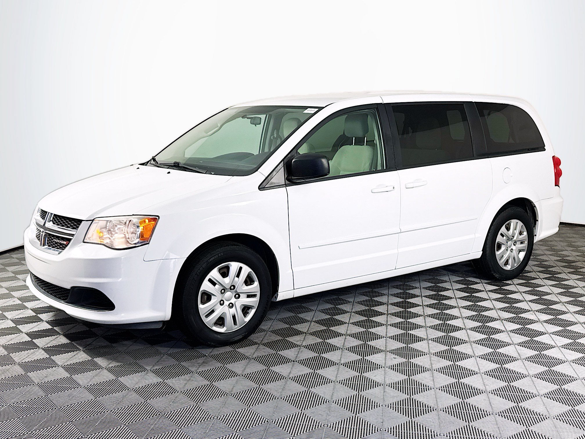 Used 2017 Dodge Grand Caravan SE FWD image 4
