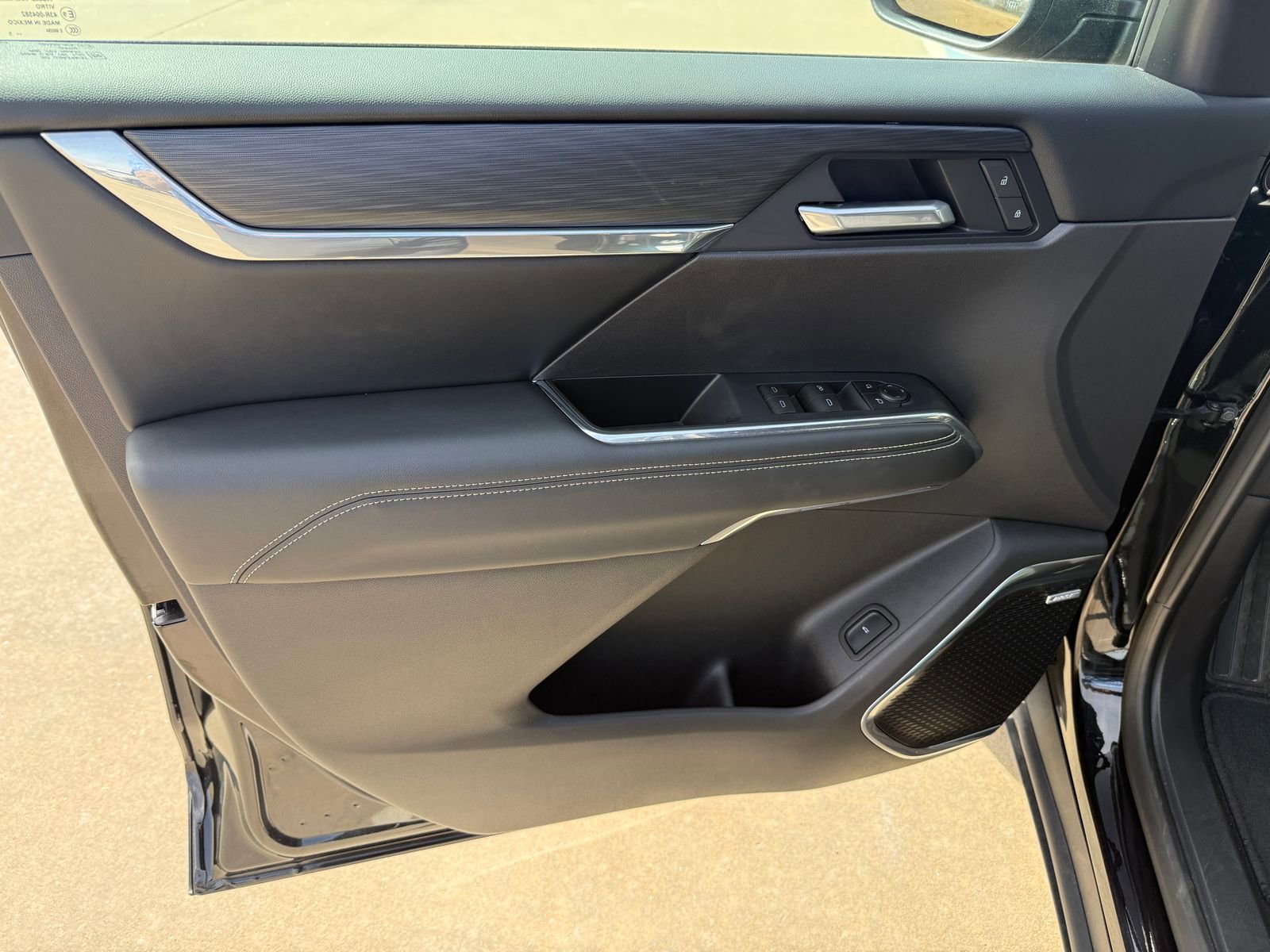 Used 2025 GMC Acadia Elevation image 8
