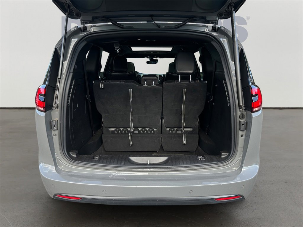 Used 2022 Chrysler Pacifica Limited w/ Uconnect Theater Family Group image 14