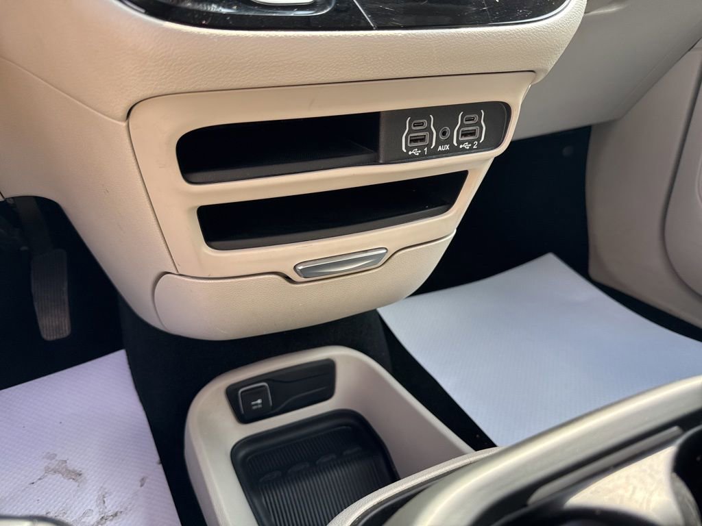 Used 2023 Chrysler Pacifica Touring-L FWD image 38
