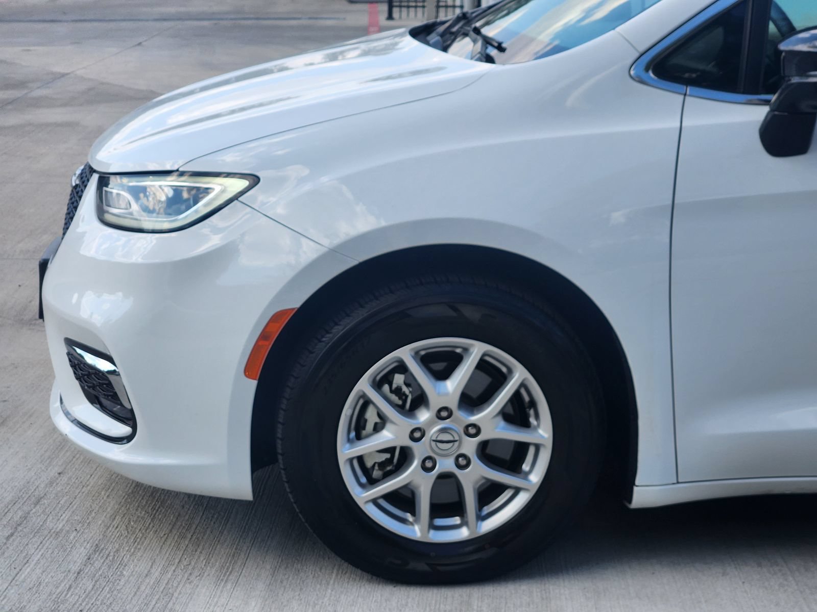Used 2024 Chrysler Pacifica Touring-L FWD image 10