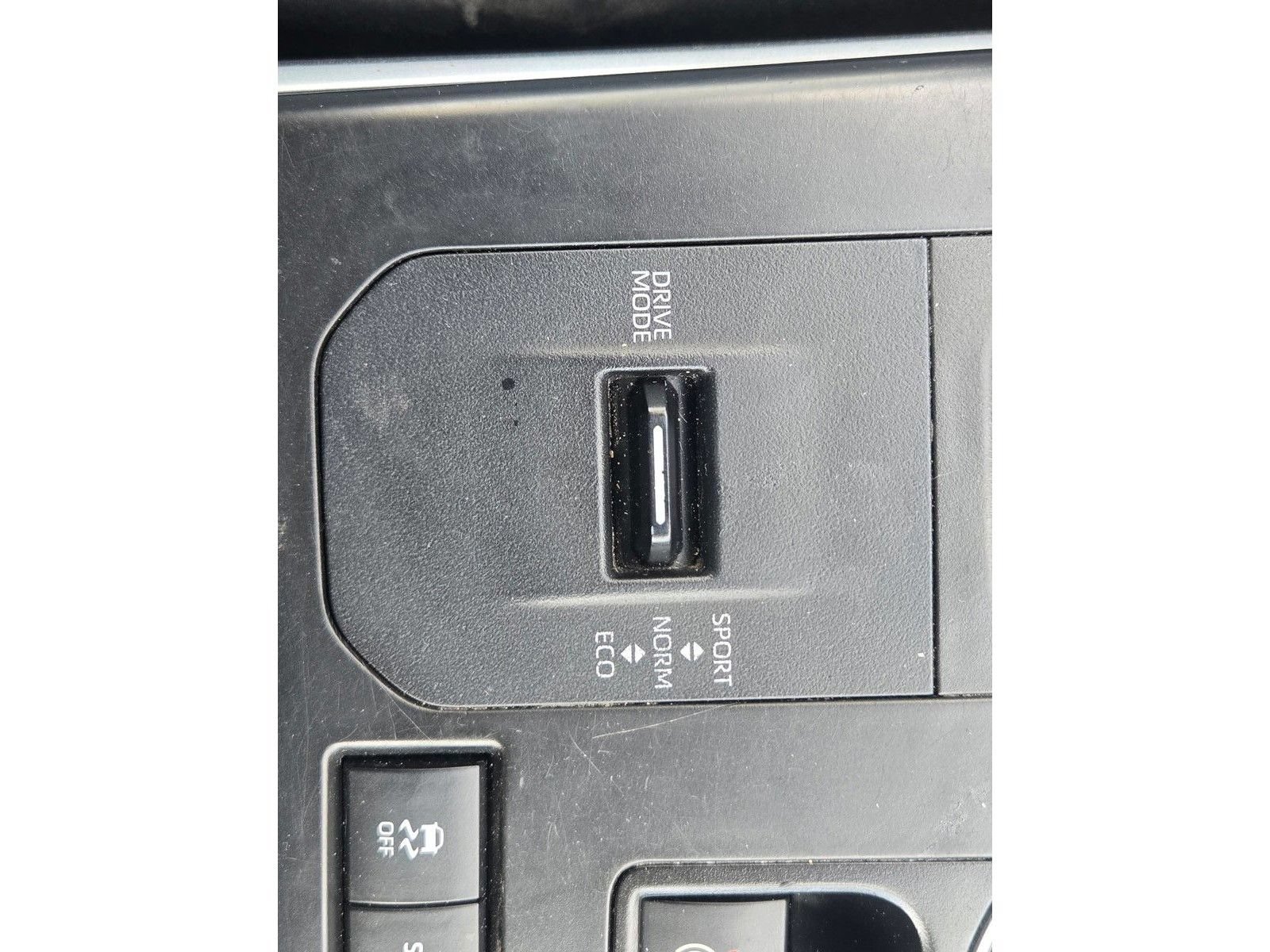 Used 2021 Toyota Highlander LE FWD image 29