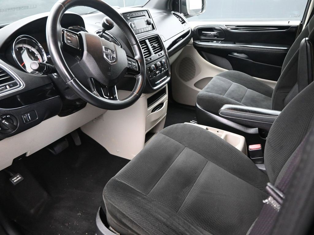 Used 2016 Dodge Grand Caravan SE image 9