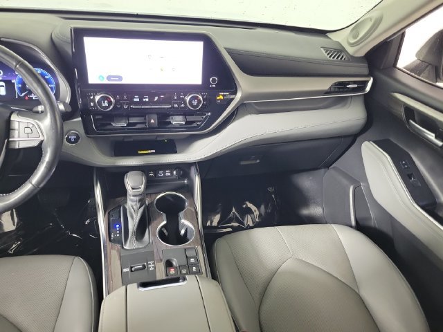 Used 2023 Toyota Highlander Limited FWD image 18