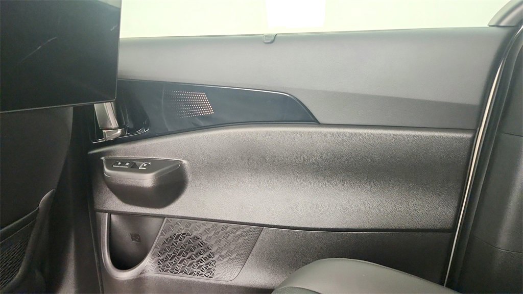 Used 2025 Kia Carnival SX Prestige image 31