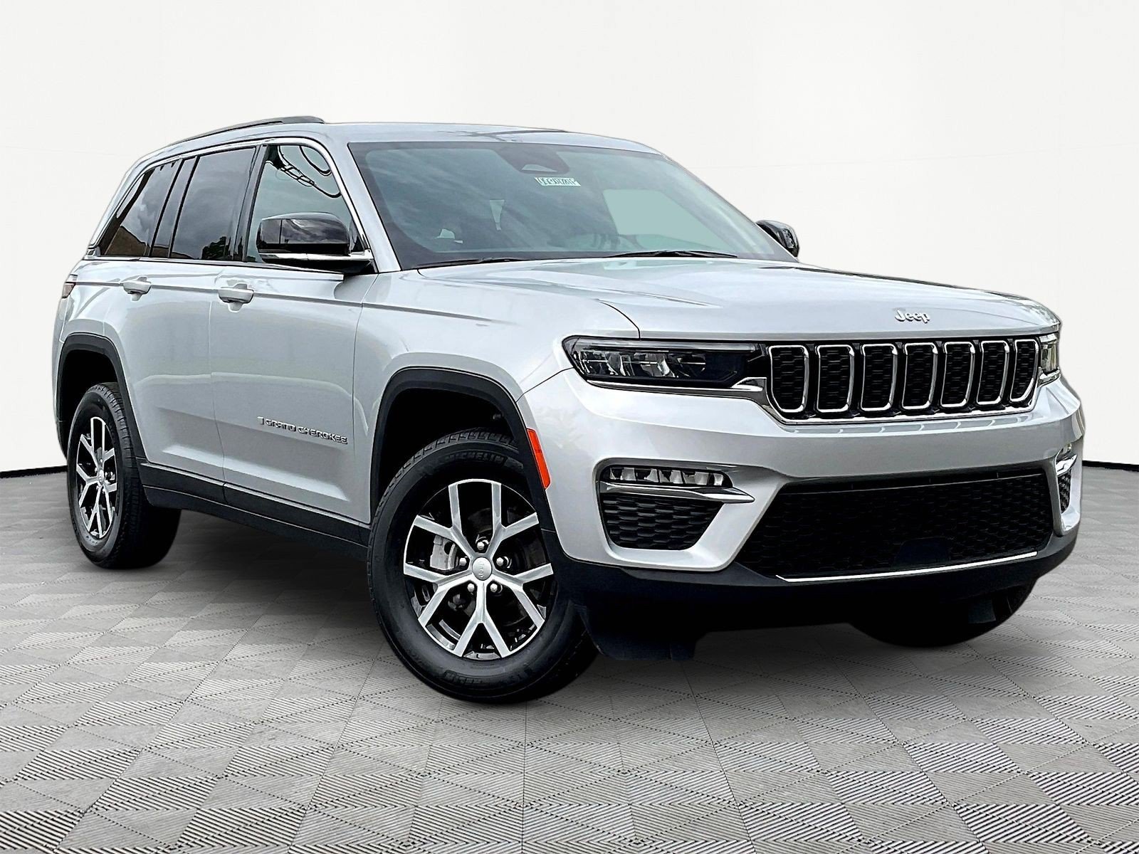 Used 2025 Jeep Grand Cherokee Limited AWD/4WD image 3