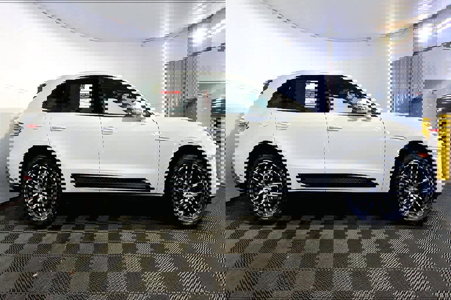 Used 2025 Porsche Macan image 8