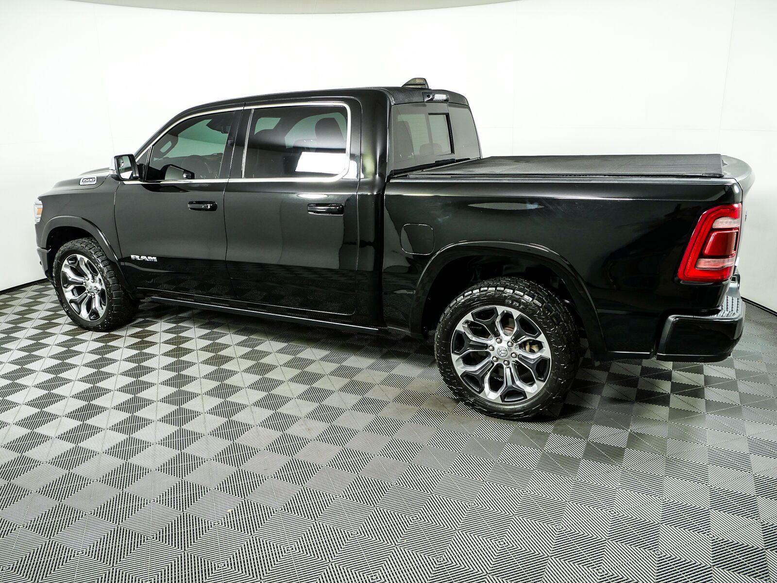 Used 2023 RAM 1500 Limited AWD/4WD image 2