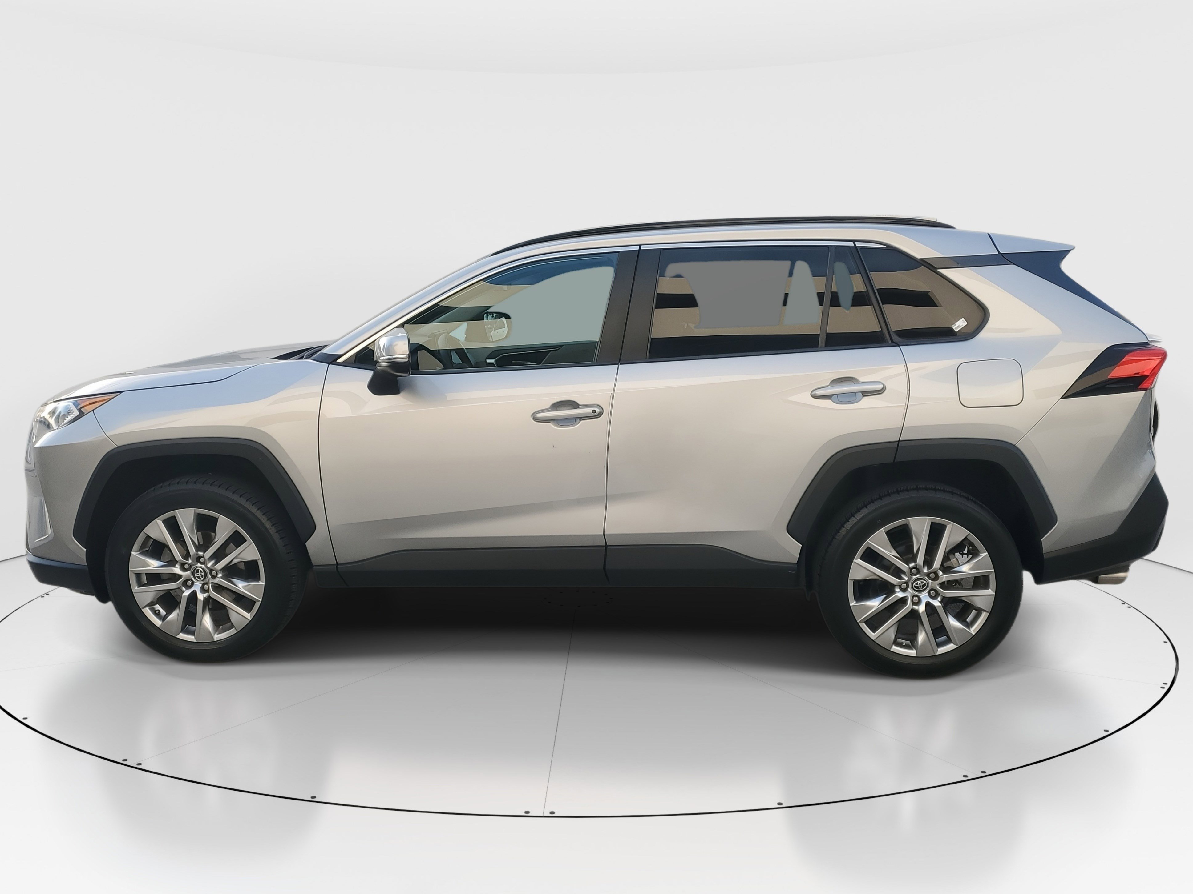 Used 2020 Toyota RAV4 XLE Premium image 6