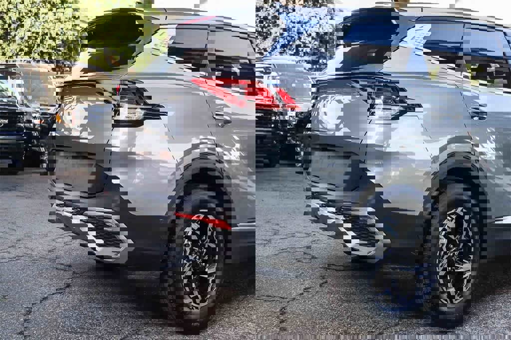 Used 2024 Kia Sportage LX image 9