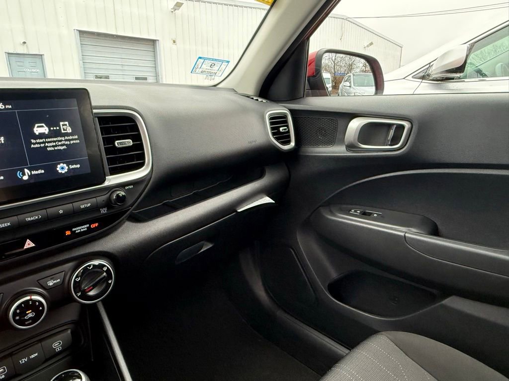 Certified 2025 Hyundai Venue SE image 26