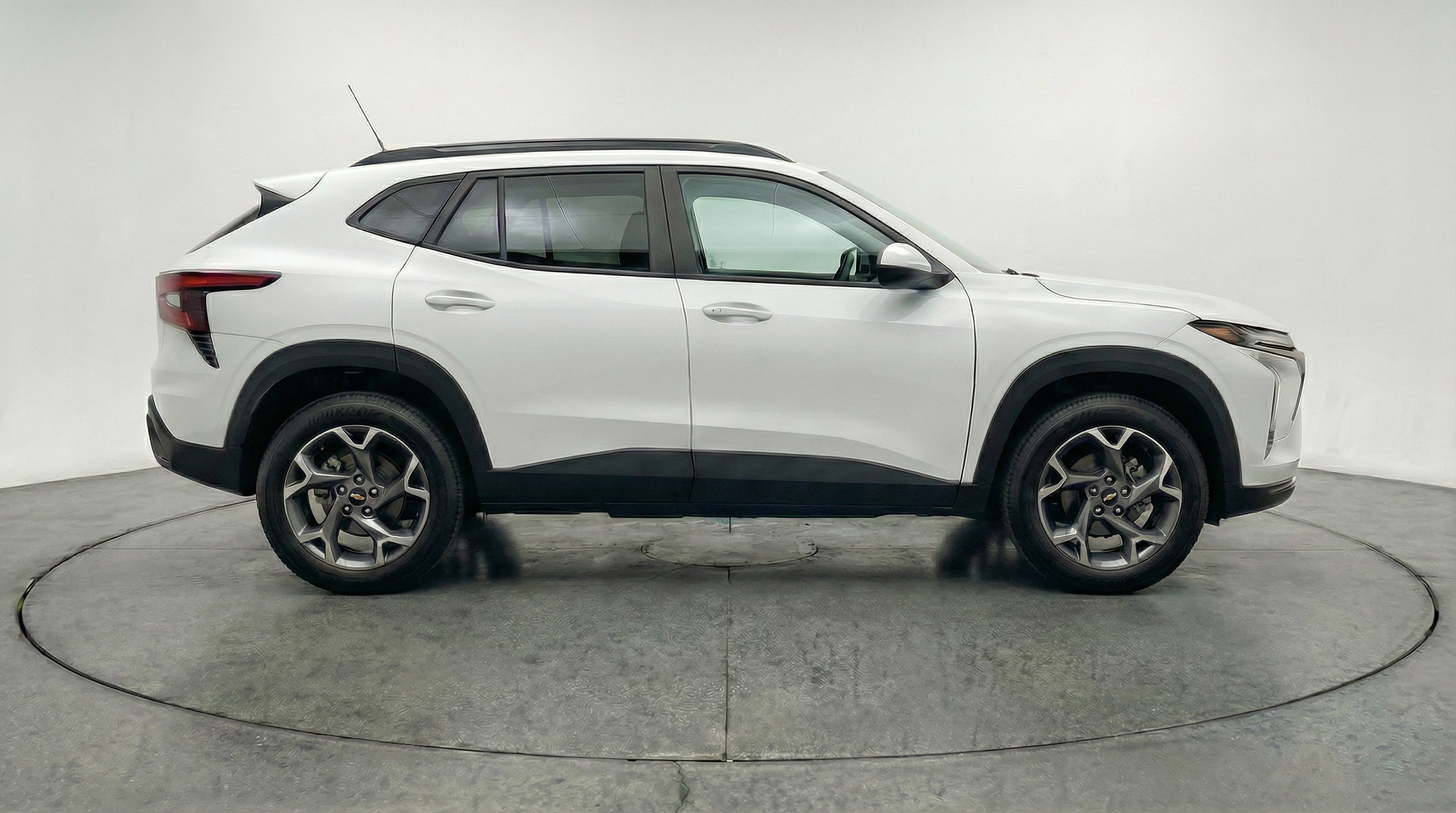 Used 2025 Chevrolet Trax LT image 11