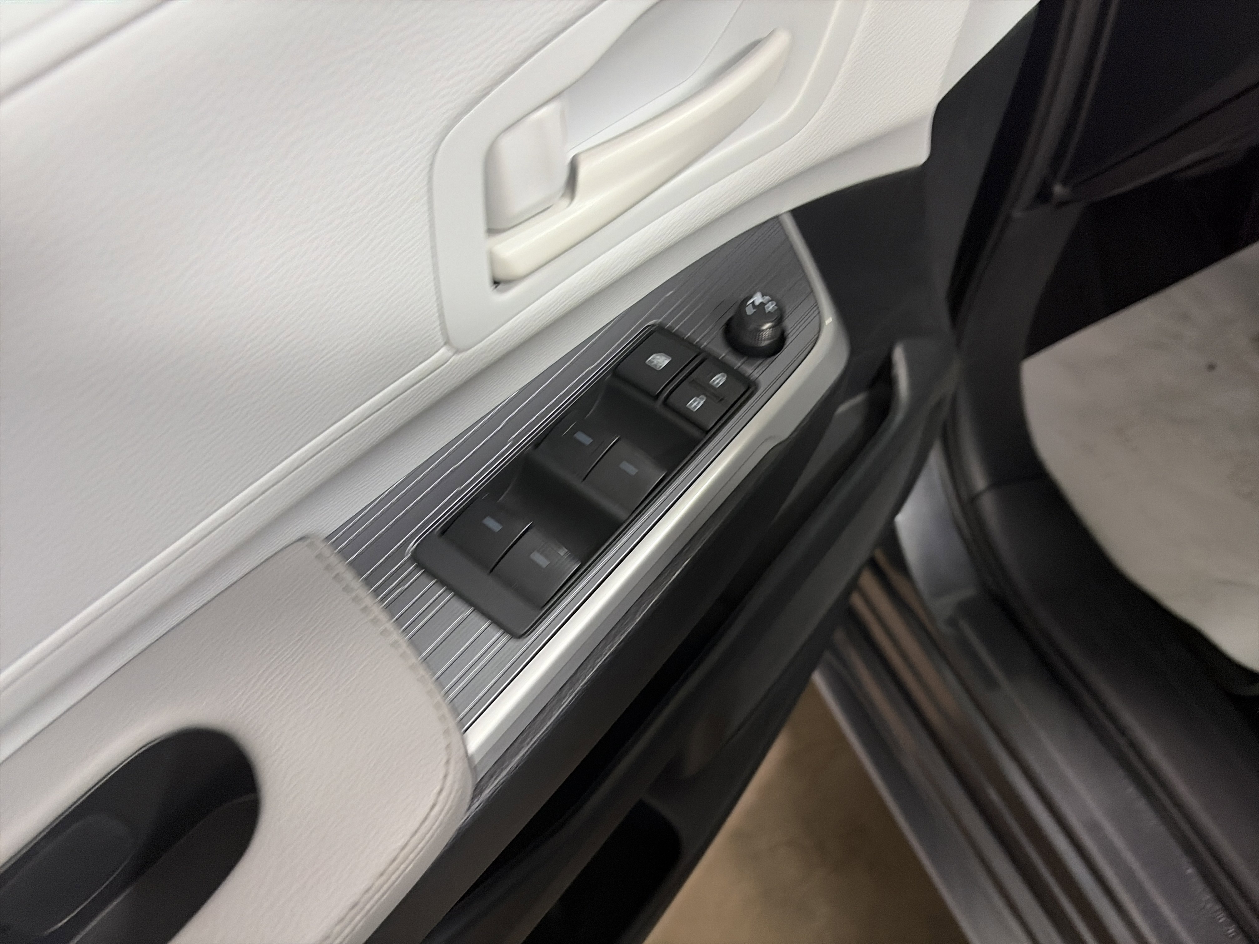 Used 2025 Toyota Sienna LE image 22